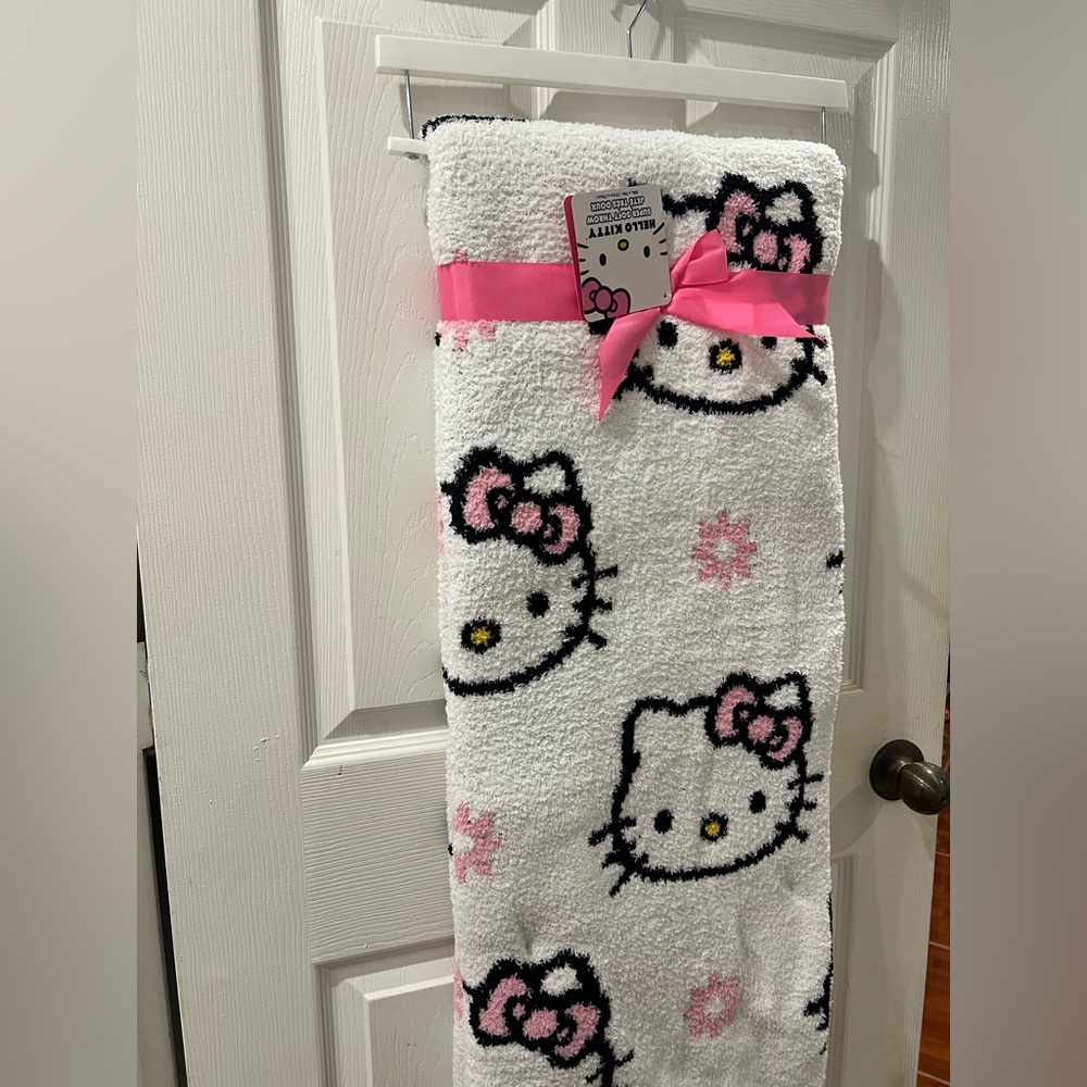 NEW! Hello Kitty super soft throw